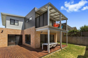 Coastal Holiday Living Bay Views Prime Location